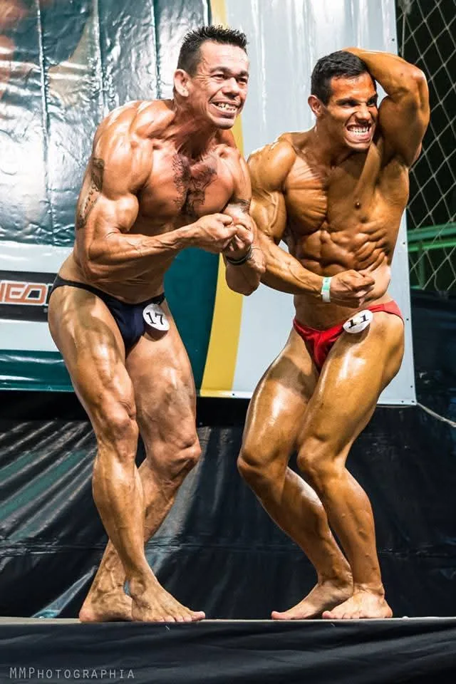 Huck Pereira posando no palco durante campeonato de fisiculturismo