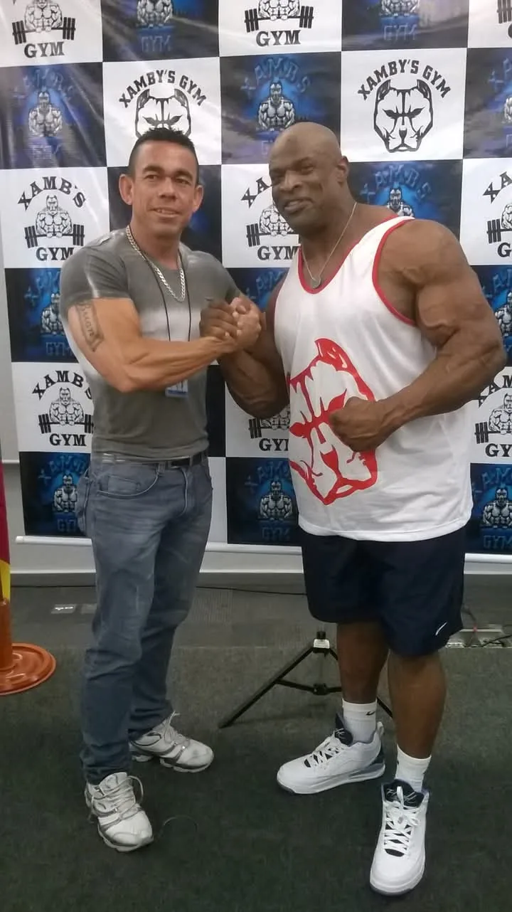 Huck Pereira ao lado do fisiculturista Ronnie Coleman